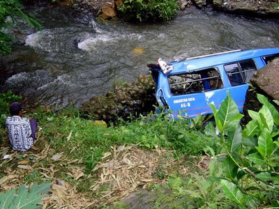 Diseruduk Truk, Angkot Masuk Sungai