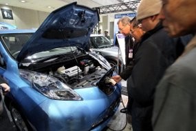 Minum Soda Sambil Ngecas Mobil Listrik 