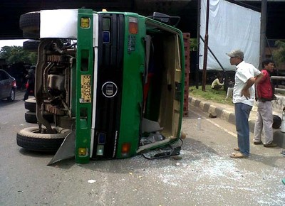 Truk Kontainer Terbalik, 1 Orang Terluka