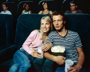 5 Keuntungan Nonton Film Romantis bagi Hubungan Asmara