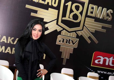 Syahrini Seksi Berbaju Hitam