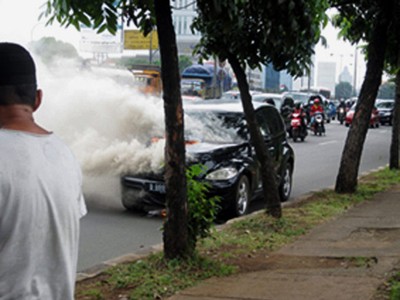 Mobil Mewah Terbakar di Gatsu