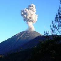 Gunung Semeru Keluarkan 74 Kali Letusan
