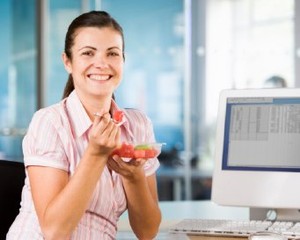 4 Kebiasaan Makan yang Perlu Dihindari