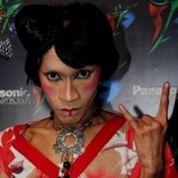 Aming Menangis Ketika Melayat Shakira di RSCM