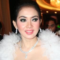 Syahrini Pelan-pelan Tutupi Aurat