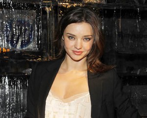 Miranda Kerr Minum Minyak Kelapa Agar Tetap Cantik