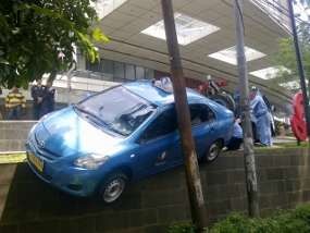 Waduh! Taksi Terperosok di Parkir Pejaten Village Mal