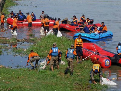 Satpol PP Bersihkan BKT