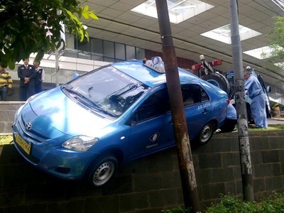 Taksi Terperosok di Parkir Pejaten Village