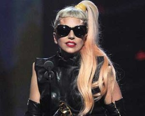 Lady Gaga Desain Gelang untuk Bantu Korban Tsunami