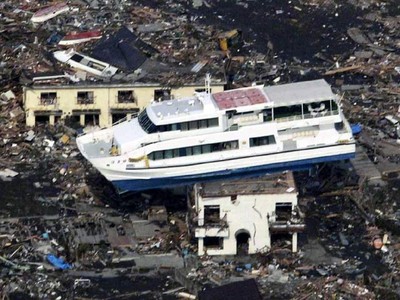 Terseret Tsunami, Feri Parkir di Atas Gedung