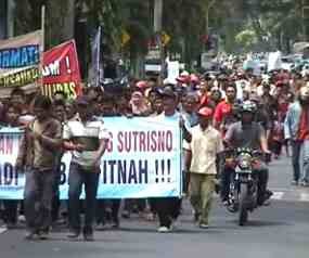 Tuntut Pembebasan Kades, 500 Warga Kepung Pengadilan