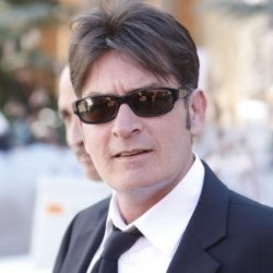 Produser Anggap Tuntutan Rp 887 M Charlie Sheen Hanya Fantasi