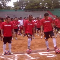 Lima Ribu Orang Giring Bola di Ambon