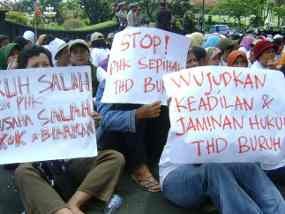Puluhan Buruh Demo Balai Kota Malang