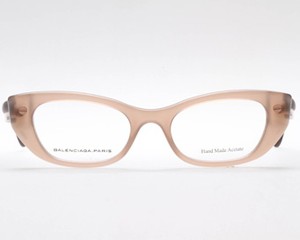 Tampil Klasik dengan Kacamata Cat-Eye Balenciaga 