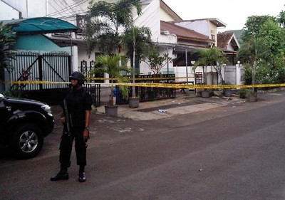 Gegana Periksa Paket Buku di Belakang Kejagung