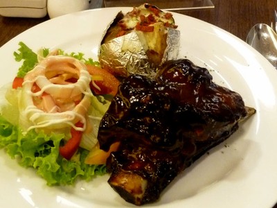 Mencicipi Steak dan Ribs Istimewa di de Gourmet