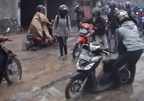 Nekat Melintas, Puluhan Motor Terjebak Lahar Dingin di Jl Magelang-Yogya