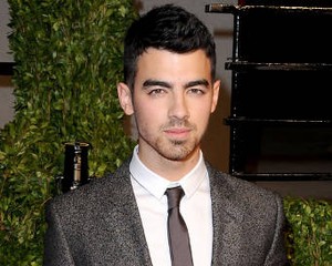 Joe Jonas Bantah Dirinya Gay