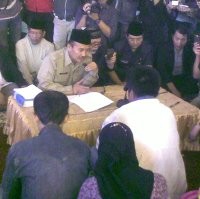 Satu Keluarga JAI Asal Pasirkoja Baca Syahadat di Depan Walikota 