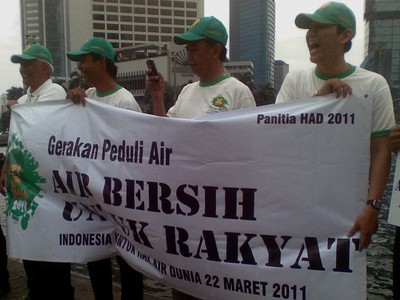 Aksi Hari Air Sedunia di Bundaran HI