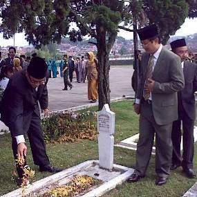 Ratusan Legiun Veteran Tabur Bunga di TMP