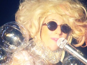 Lady Gaga Membuat Rekor dengan Penjualan 20 Juta Kopi Single Digital
