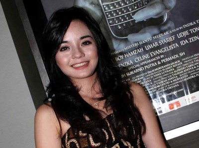 Gita Sinaga Cantik dengan Dress Batik