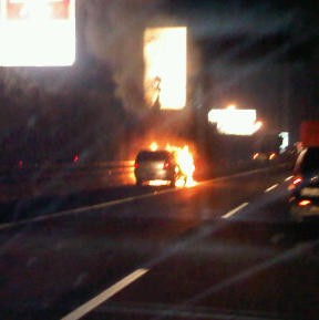 Nissan Serena Terbakar di Gerbang Tol Fatmawati