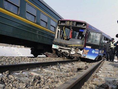 KA Tabrak Bus, 5 Orang Tewas