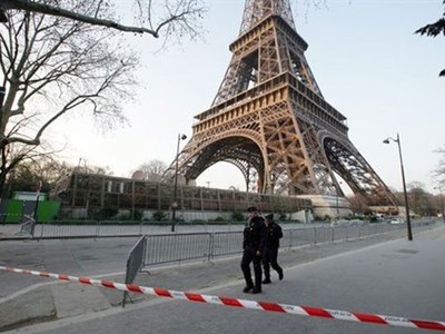 Menara Eiffel Diancam Bom