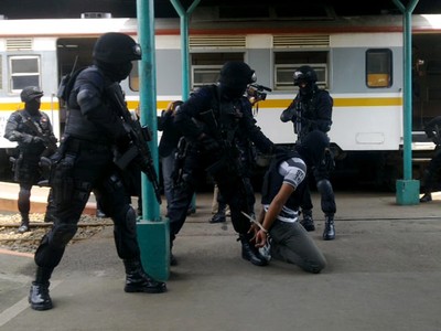 Simulasi Penanganan Teroris di Kereta Api