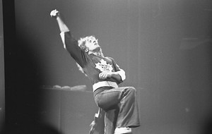Vokalis The Who Mainkan Set Penghormatan untuk Mantan Bassist