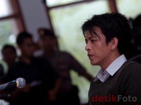 Nunggu Banding, Ariel Bikin Lagu di Penjara 