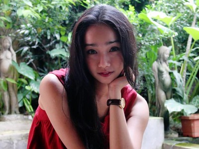 Intan Ayu Cantik dengan Dress Merah