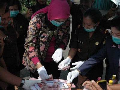 Kejaksaan Karawang Musnahkan Miras