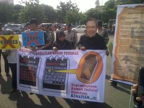 Sempat Tegang, Pendemo Boediono dan Polisi Bersalaman