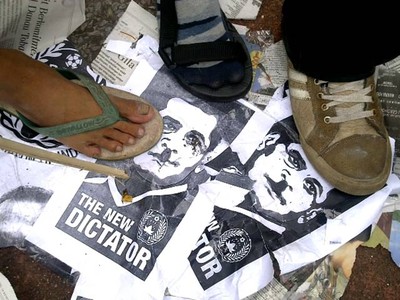 Bonek 1927 Hancurkan Bola Nurdin Halid