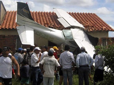 Pesawat Tabrak Rumah