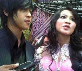 Pacari Vokalis Tahta, Okie Belum Mau Susul Pasha