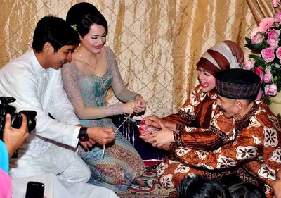 Pasha Ungu - Adel Sungkeman