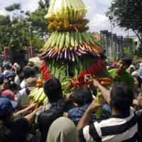 Pemkot Gelar Sedekah Bumi Warga Made di Taman Bungkul