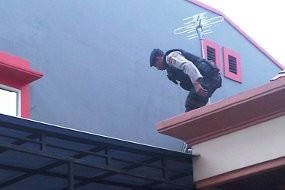 Paket Mencurigakan di Atap Rumah Bidan Kagetkan Warga Samarinda