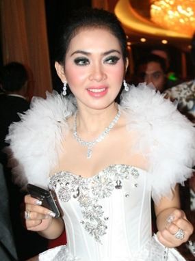 Wow! Kontrak Album Syahrini Dibayar dengan Mobil Mercy Rp 1,1 M