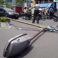 Lampu PJU di Kedungdoro Roboh