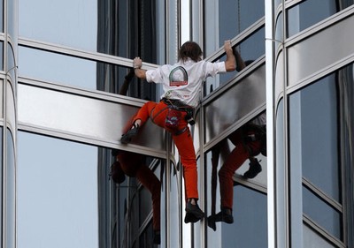 Spiderman Taklukkan Gedung Tertinggi Dunia