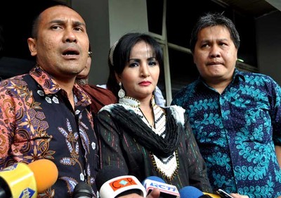 Machica Laporkan Poppy Dharsono