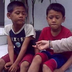 Dua Bocah Nyasar Tak Sengaja Bertemu di Rel